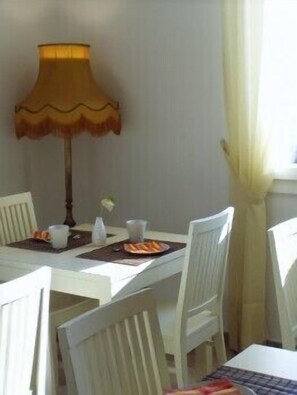 Kontinental frokost hver dag (EUR 7.00 per person)