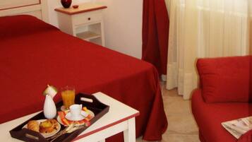 Minibar, decoración personalizada, muebles diferentes y escritorio