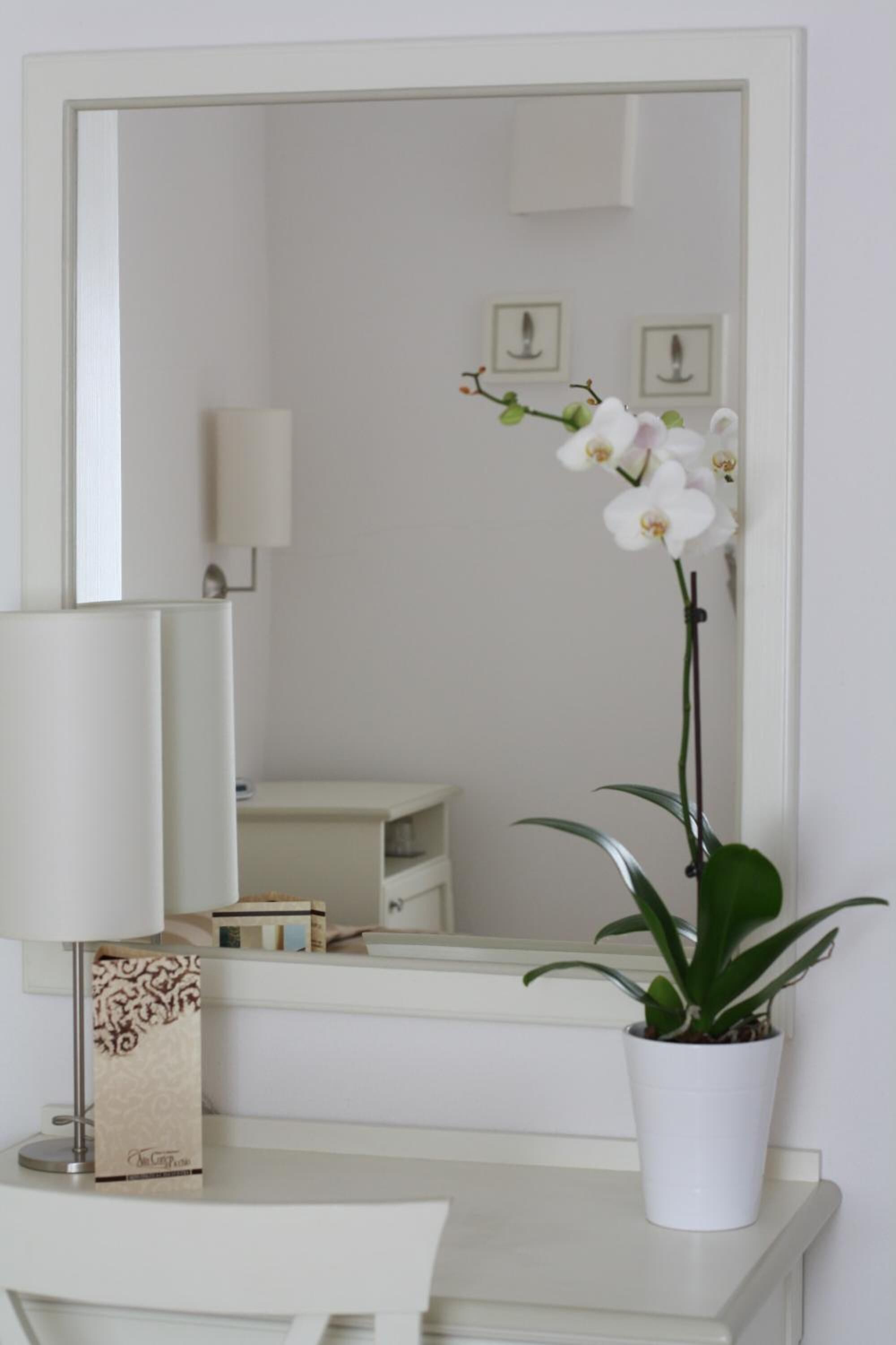 19-inch flat-screen TV with cable/satellite channels, TV