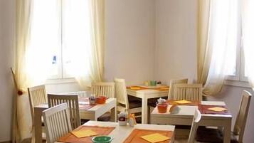 Desayuno continental diario (EUR 7.00 por persona)