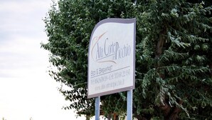 Señalización de 'Alla Corte Picchio Bed & Breakfast' con información de contacto y dirección web.