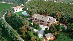 A large estate with a main house, a smaller building, and a swimming pool. - Podere Caldaruccio La Pineta (Perugia)