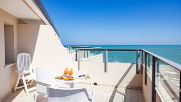 Minibar, Zimmersafe, individuell dekoriert, Schreibtisch