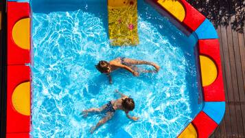 Piscina externa sazonal, guarda-sóis, espreguiçadeiras