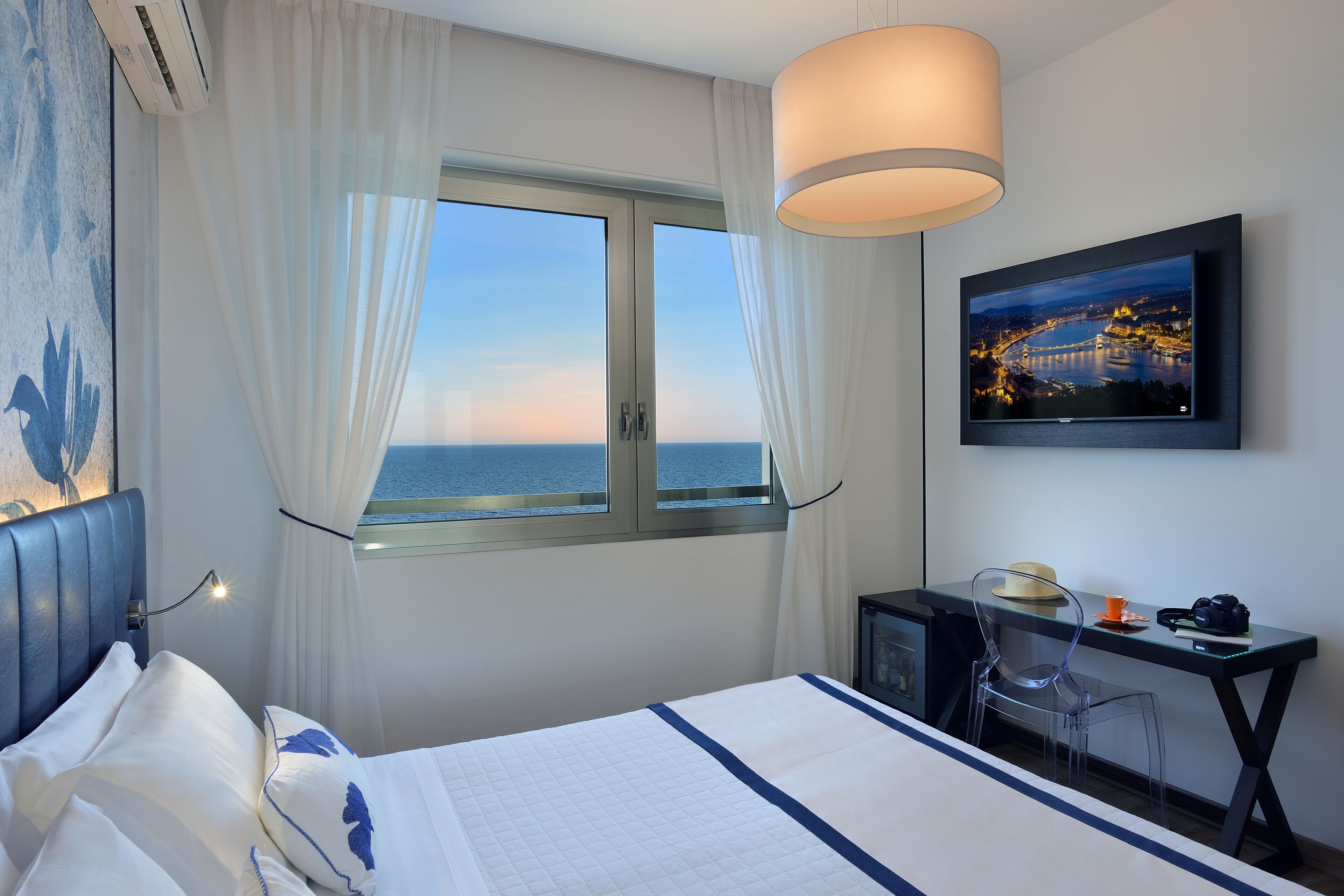 superior double room single use, private bathroom, sea view | 1 bedroom, minibar, in-room safe, individually decorated