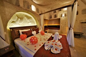 Down duvets, minibar, individually decorated, individually furnished