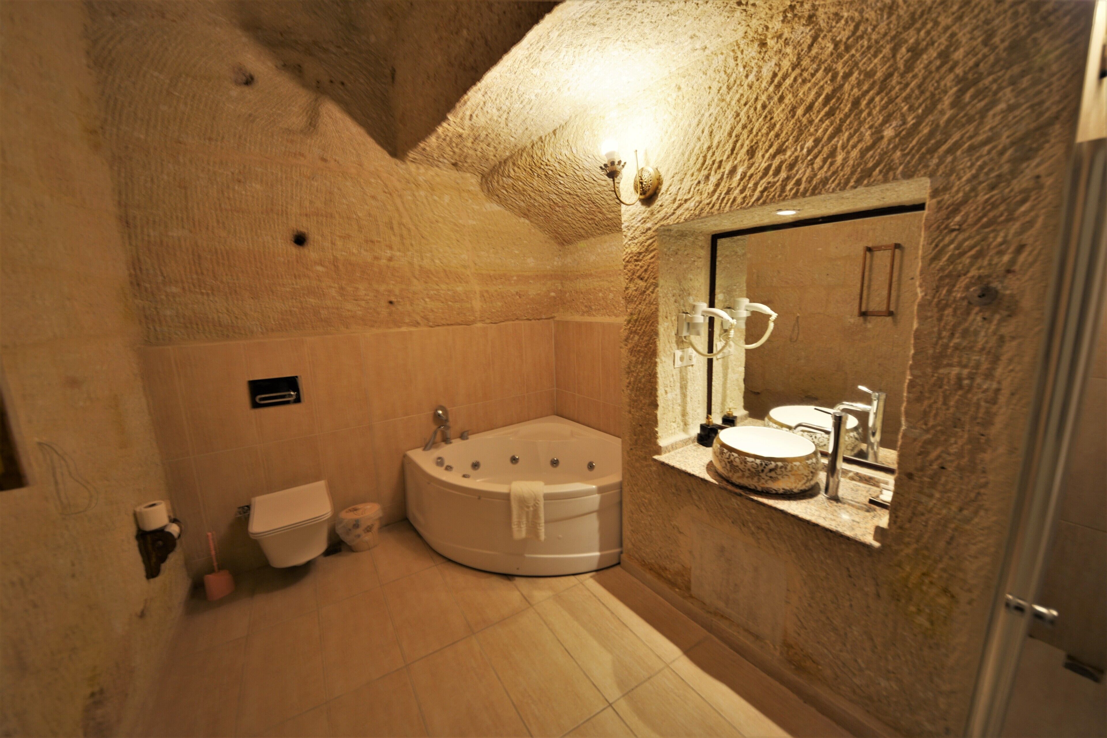 separate bathtub and shower, jetted bath, free toiletries, hair dryer