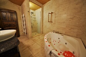 Separate bathtub and shower, jetted bath, free toiletries, hair dryer