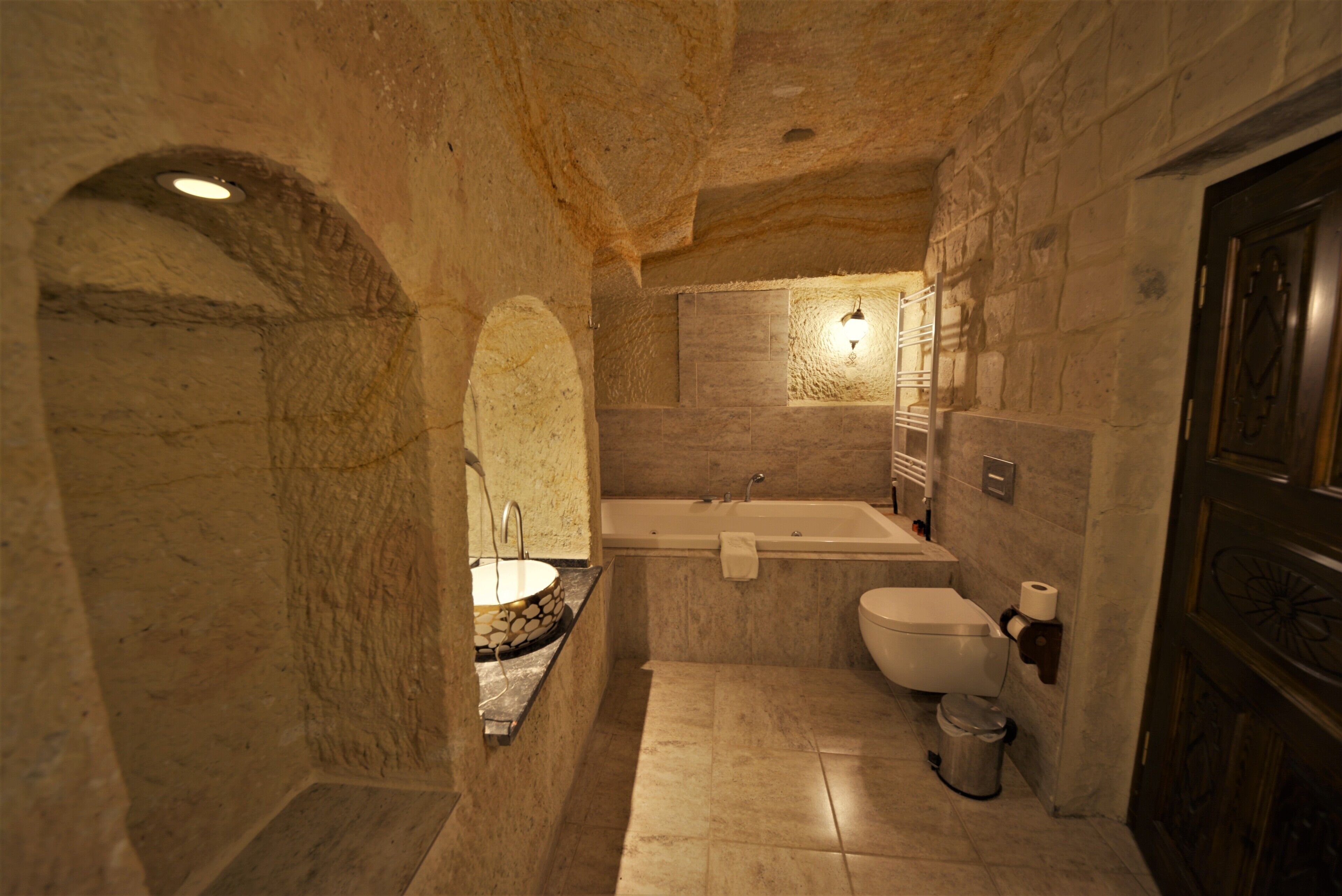 separate bathtub and shower, jetted bath, free toiletries, hair dryer