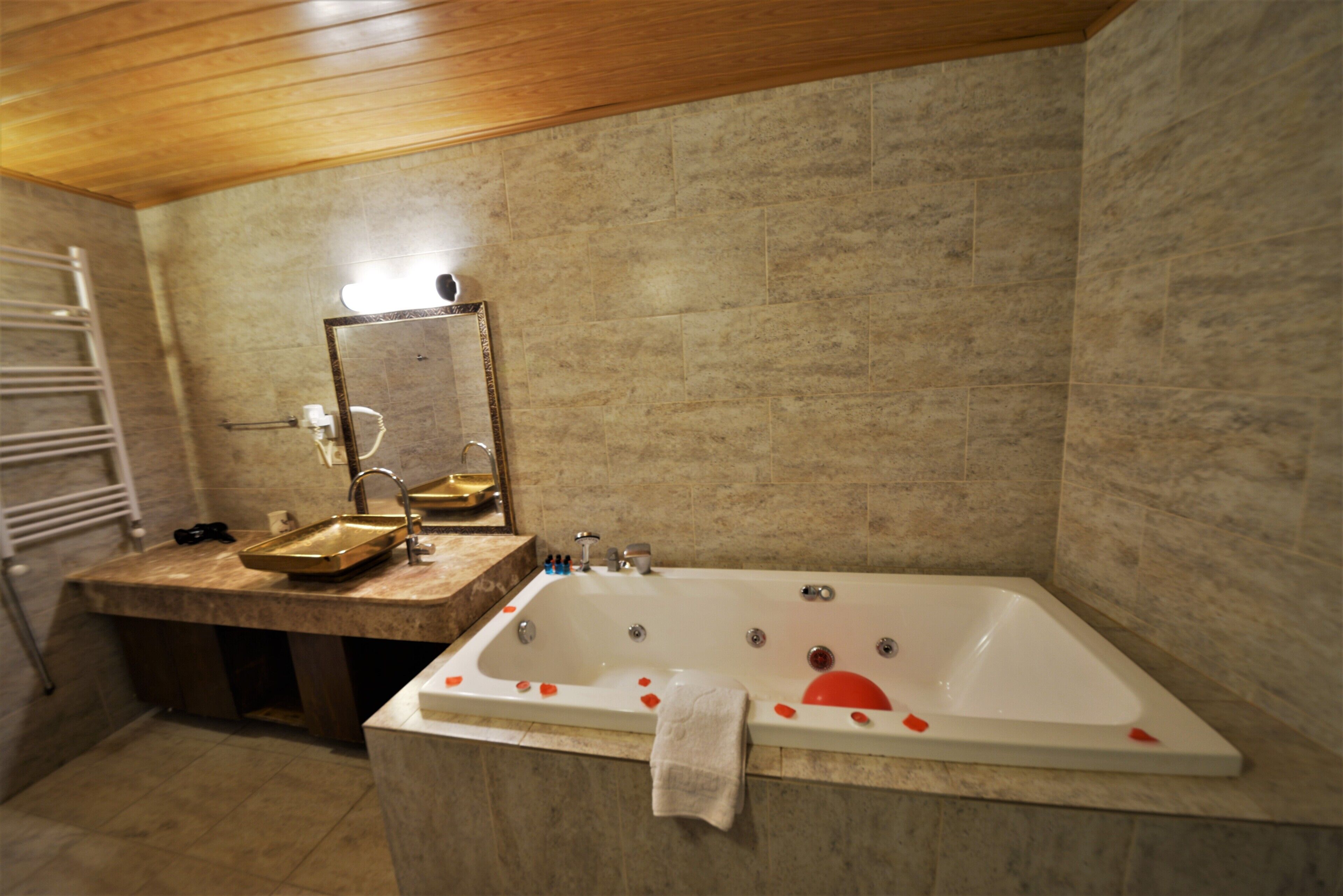 separate bathtub and shower, jetted bath, free toiletries, hair dryer