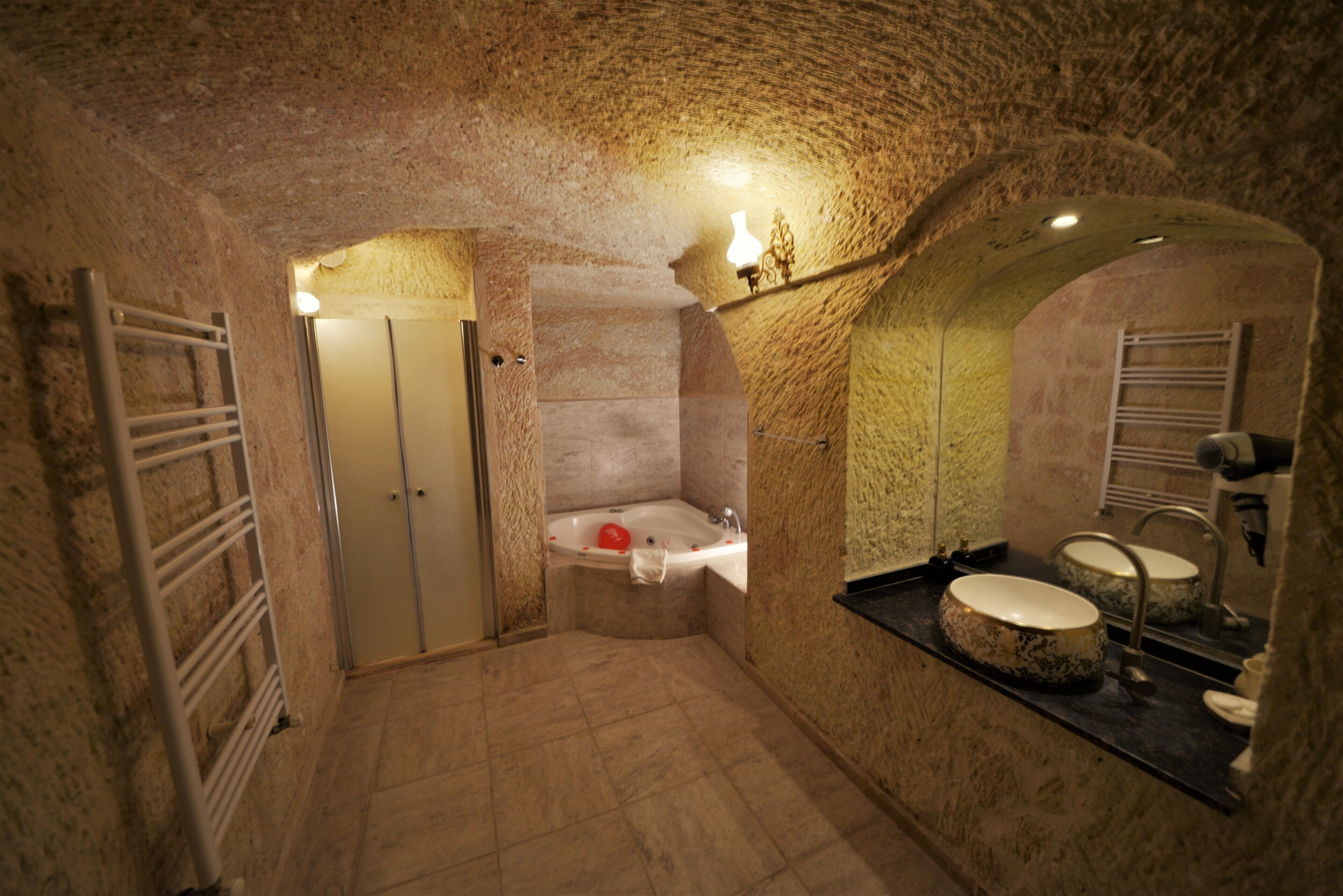 separate bathtub and shower, jetted bath, free toiletries, hair dryer