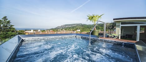 Outdoor spa tub