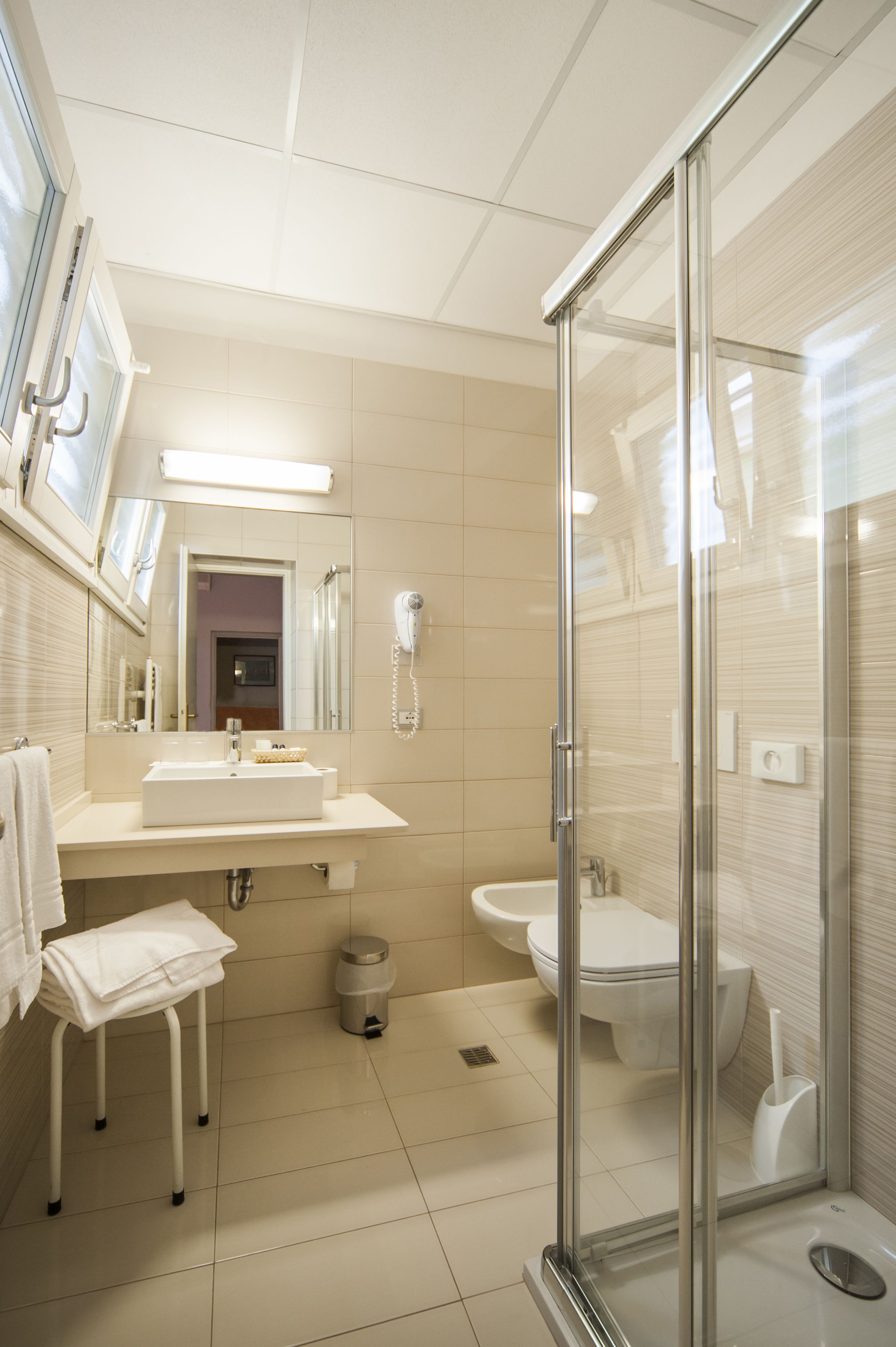 classic double room | bathroom | free toiletries, hair dryer, bidet, towels
