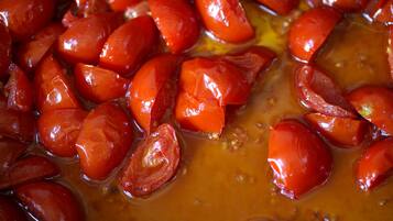 Un primo piano di pomodori rossi in salsa.