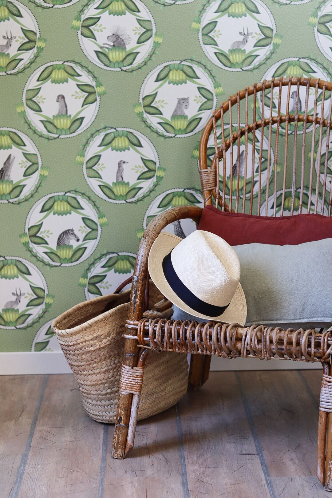 Una silla de mimbre con una cesta tejida y un sombrero encima.