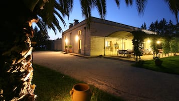 Aperto a colazione e pranzo, cucina italiana, con vista sul giardino