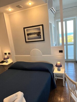 Minibar, värdeförvaringsskåp på rummet, skrivbord och ljudisolering