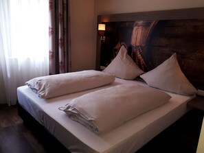 Double Room (Gästehaus Bierhimmel) | Individually furnished, desk, free WiFi, bed sheets