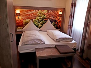Individually furnished, desk, free WiFi, bed sheets - Hotel Dachsenfranz (Zuzenhausen)