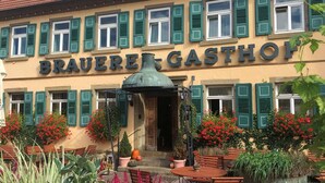 A building with the sign "BRAUERE GASTHOF" indicating a traditional inn or guesthouse. - Hotel Dachsenfranz (Zuzenhausen)