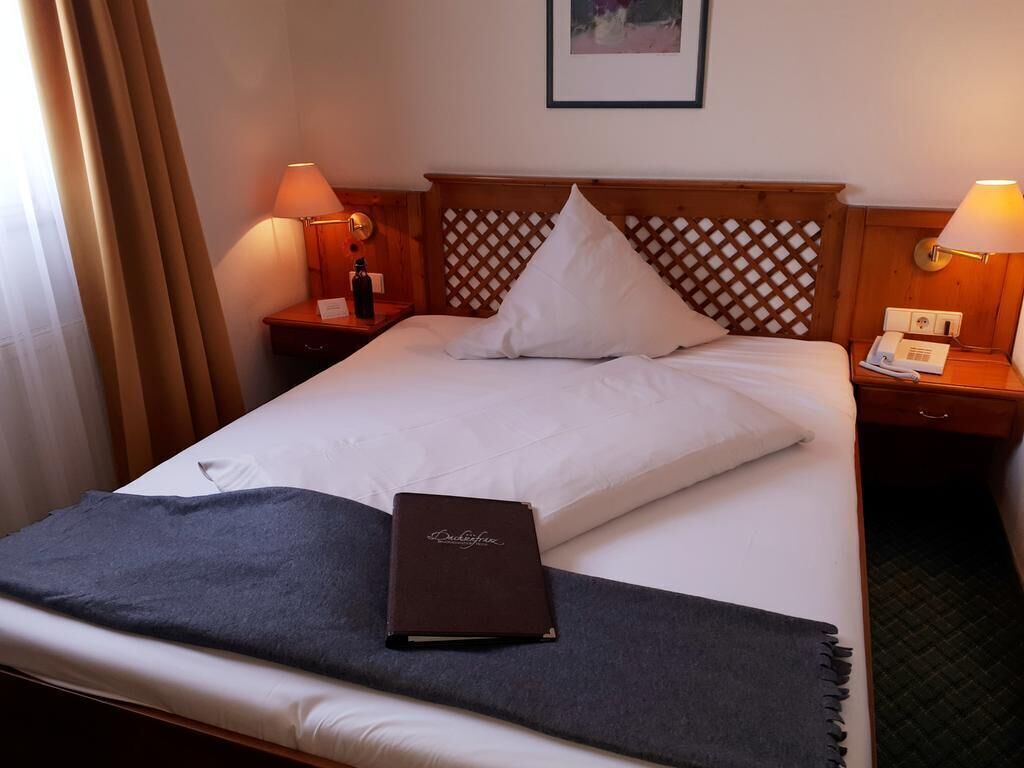 Muebles diferentes, escritorio, wifi gratis y ropa de cama 