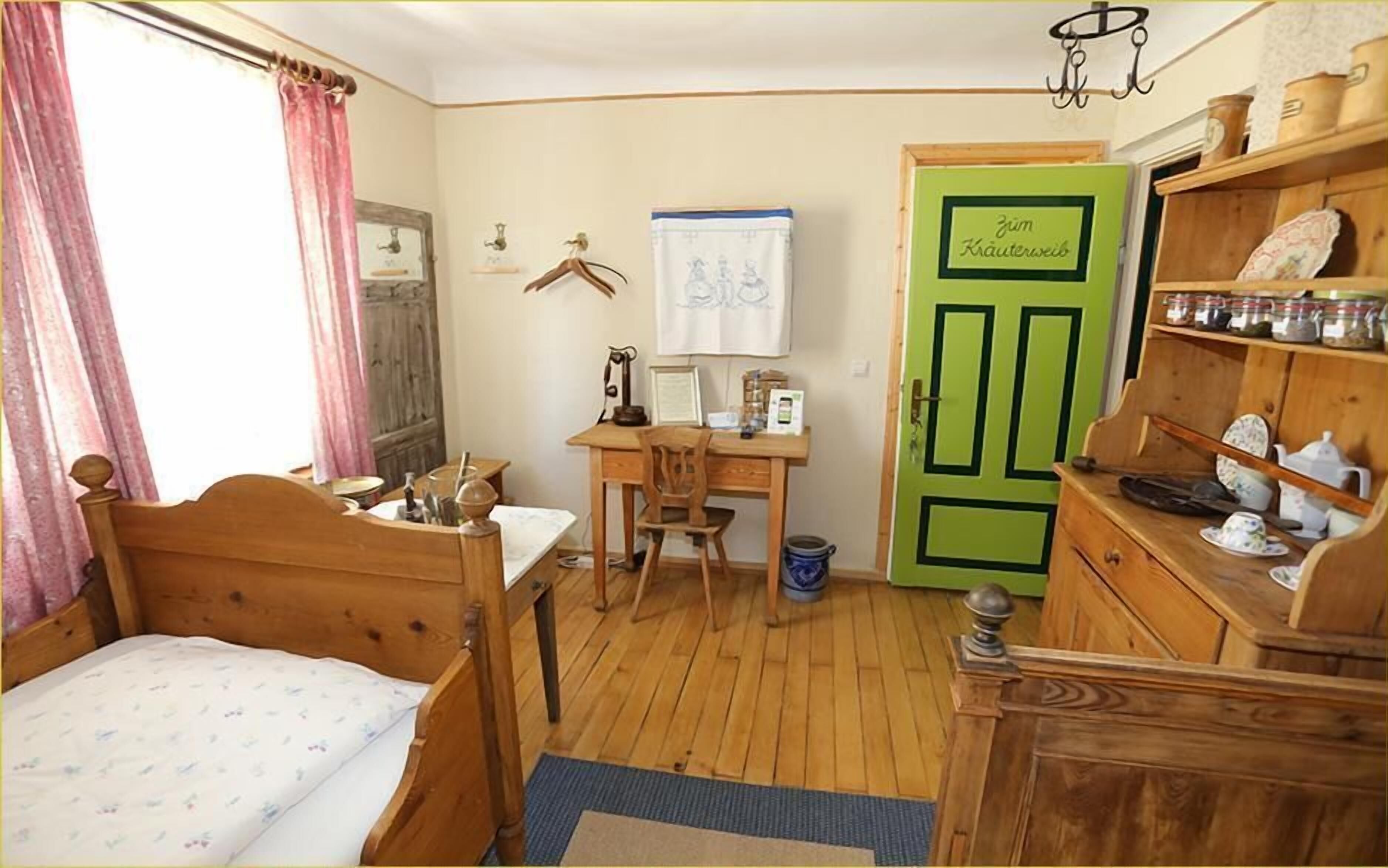 Muebles diferentes, escritorio, wifi gratis y ropa de cama 