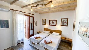 In-room safe, blackout curtains, iron/ironing board - Villa Mata (Ios)