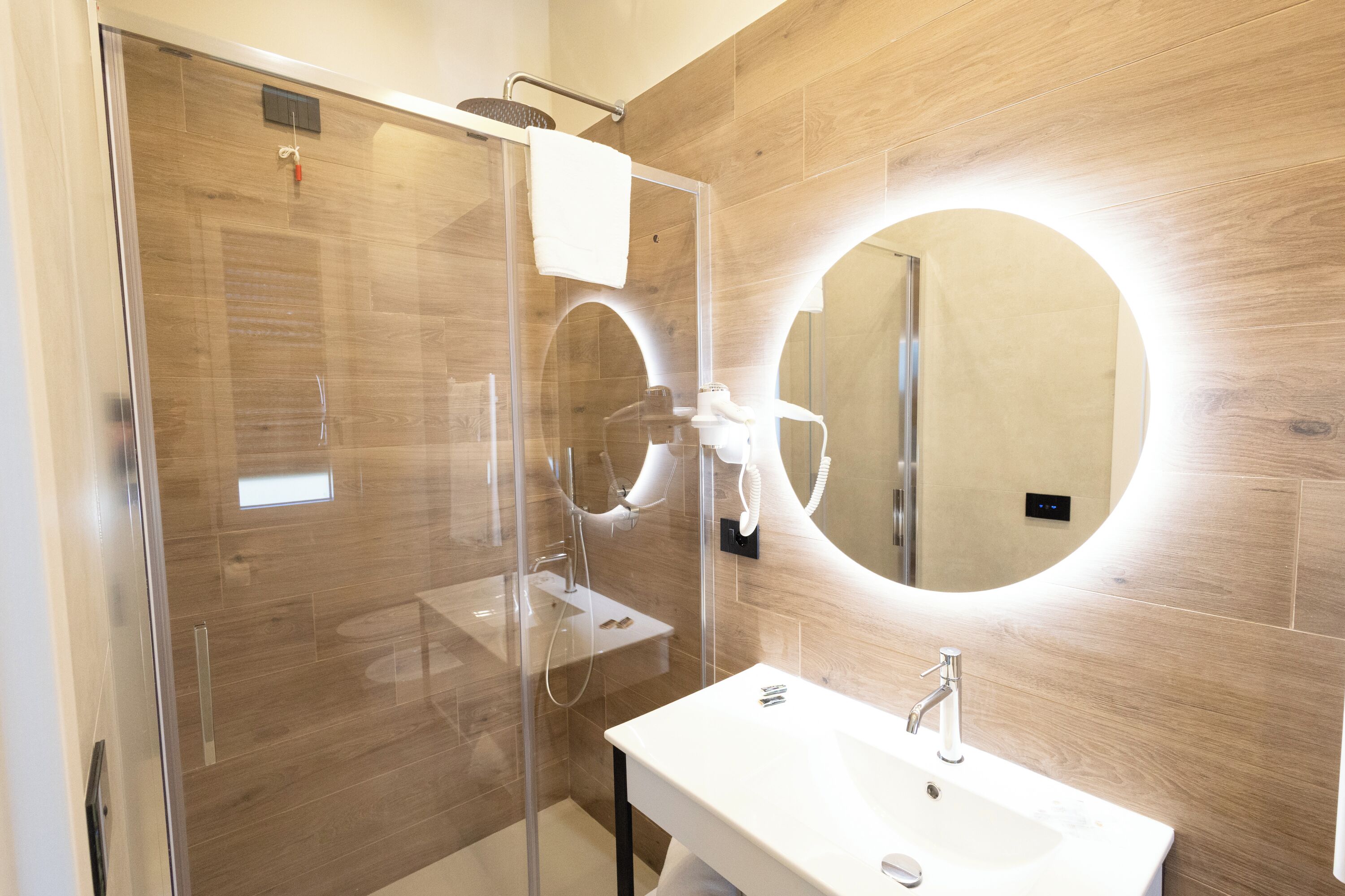 Superior Double or Twin Room | Bathroom | Shower, free toiletries, hair dryer, bidet