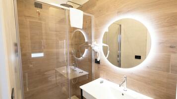 Superior Double or Twin Room | Bathroom | Shower, free toiletries, hair dryer, bidet