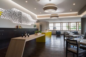 Petit déjeuner et dîner servis sur place, spécialités Cuisine locale