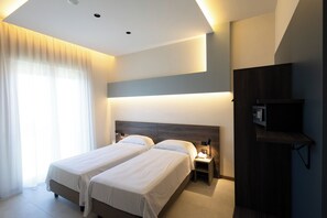 Minibar, in-room safe, desk, laptop workspace - Hotel Carosello (Pontecagnano Faiano)