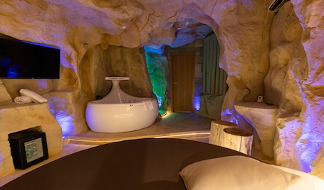 Romantic Studio Suite | Minibar, in-room safe, free WiFi