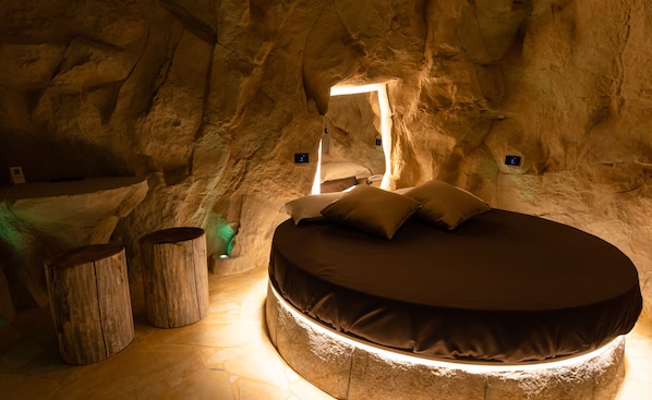 Romantic Studio Suite | Minibar, in-room safe, desk, laptop workspace - Hotel Carosello (Pontecagnano Faiano)