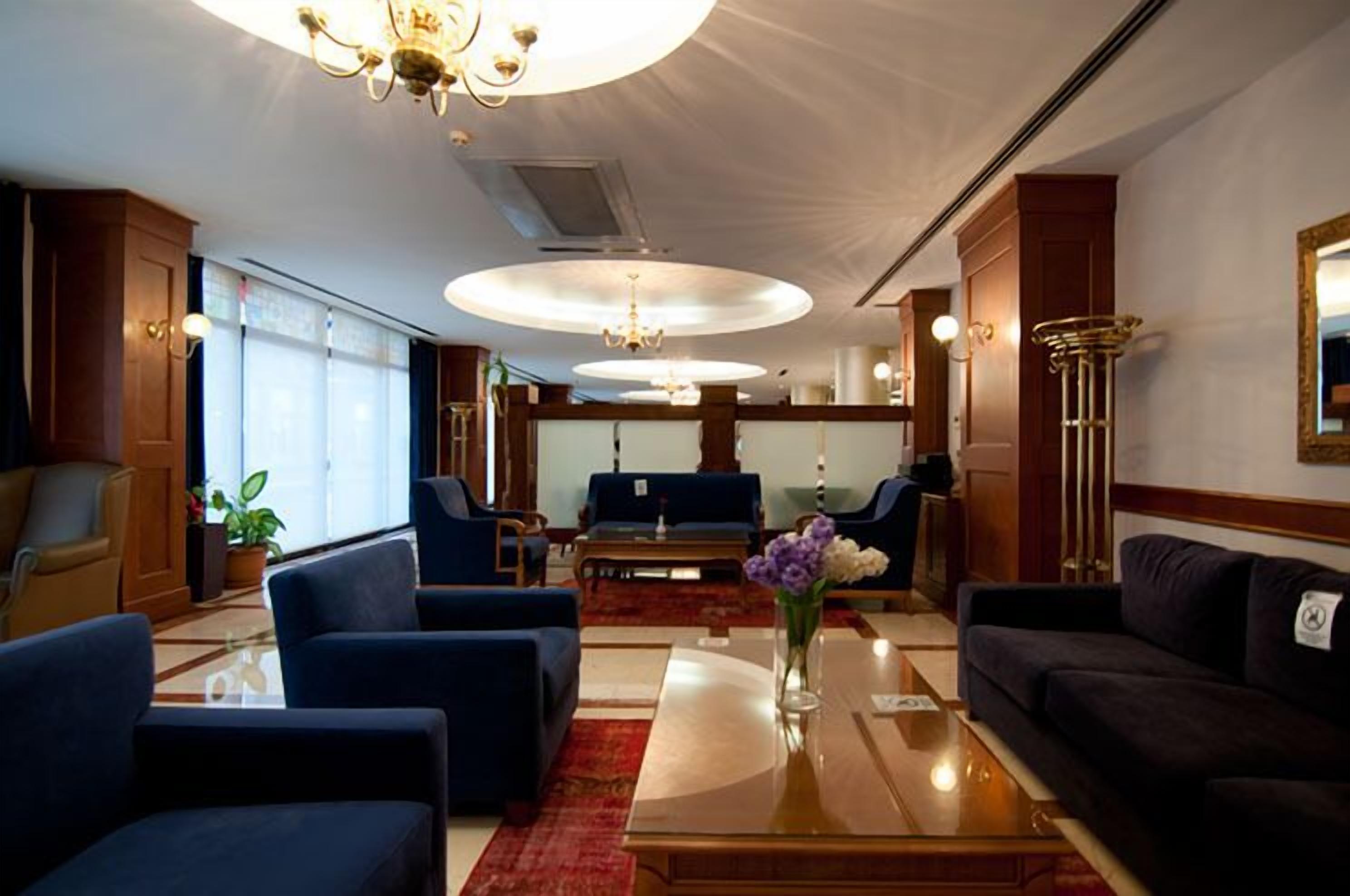 Lobby lounge