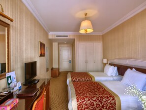 Minibar, in-room safe, desk, soundproofing - Taksim Metropark Hotel (Istanbul)