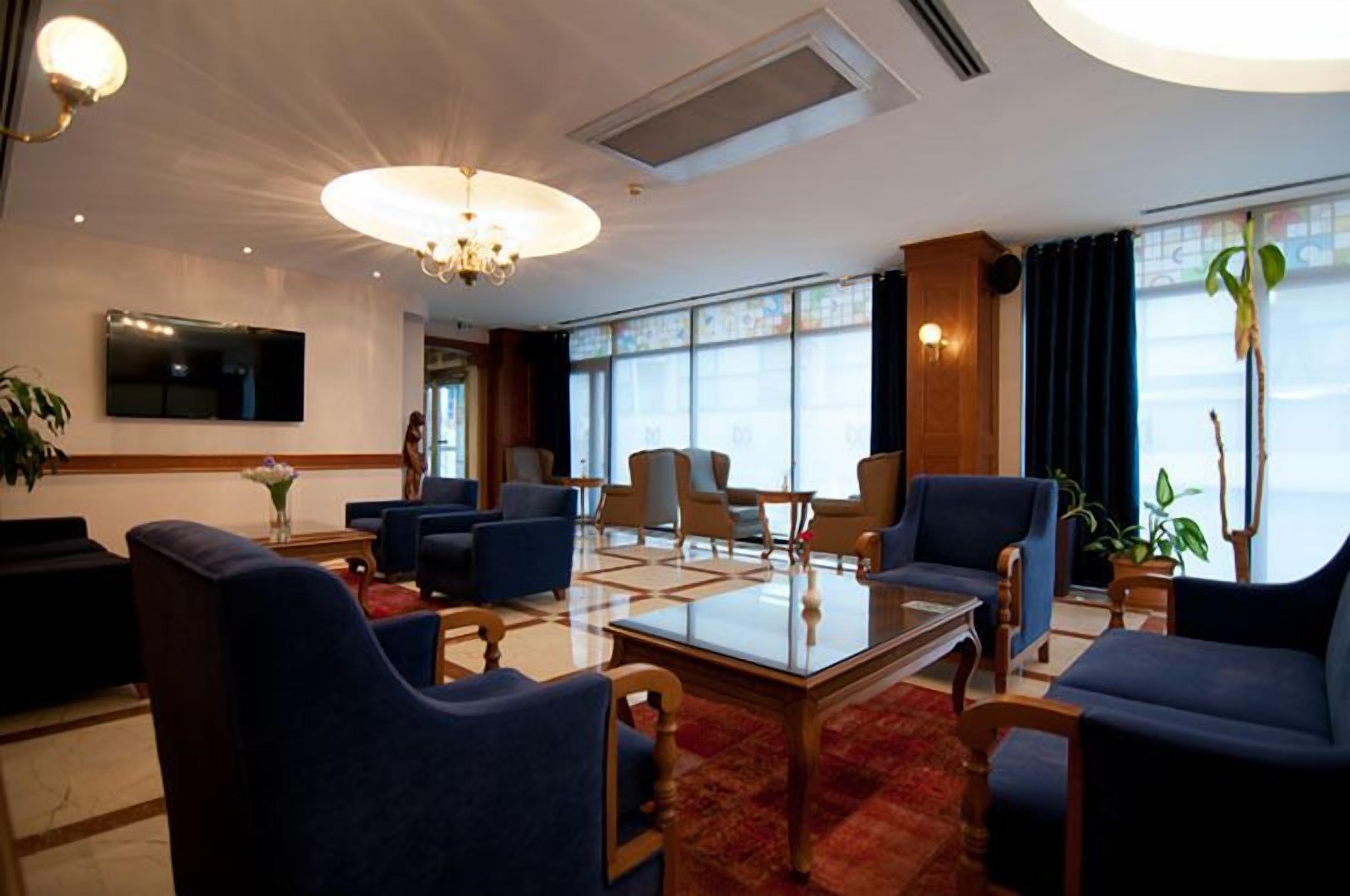 Lobby lounge