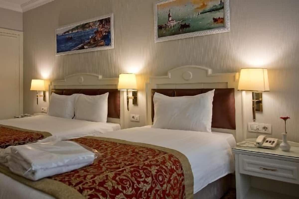 Frigobar, cofres nos quartos, escrivaninha, quartos à prova de som