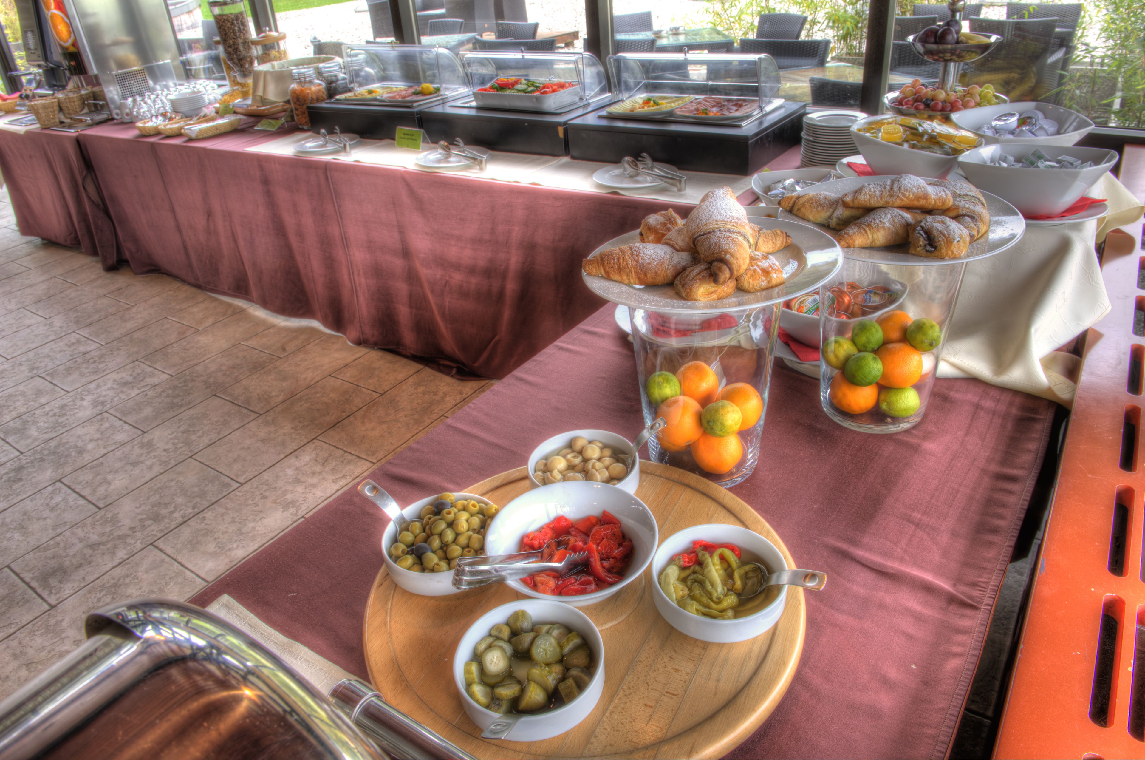 Daily buffet breakfast (EUR 7.5 per person)