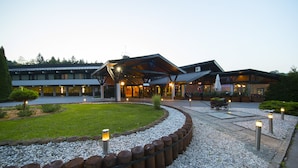 Bagian depan properti - sore/malam