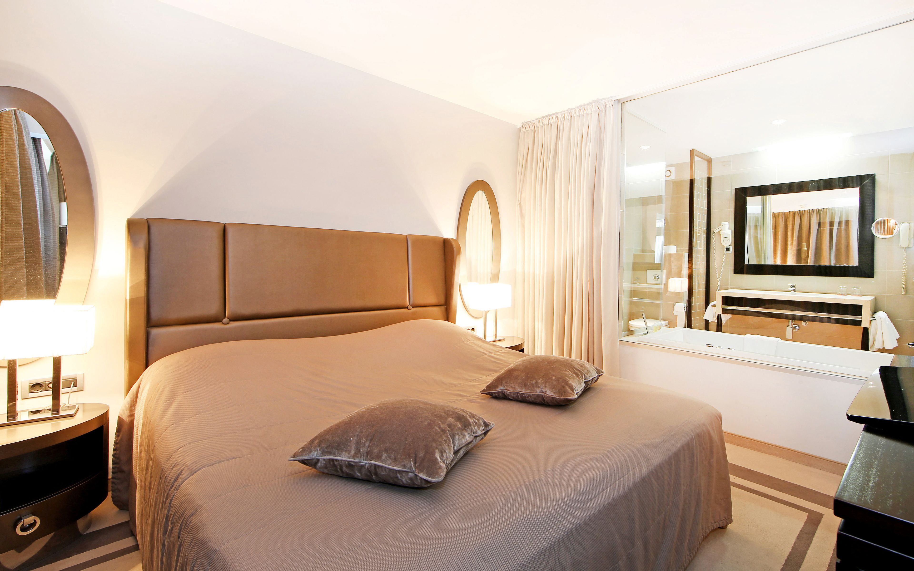 Standaard appartement | Een minibar, een kluis op de kamer, een bureau, gratis wifi