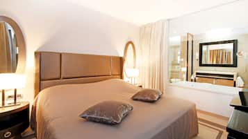 Standaard appartement | Een minibar, een kluis op de kamer, een bureau, gratis wifi