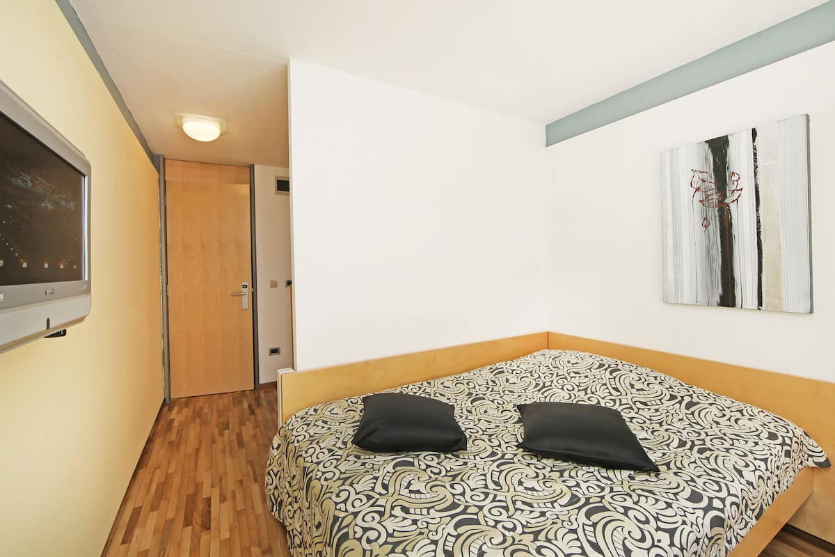 Minibar, safe på rommet, skrivebord og wi-fi (inkludert)
