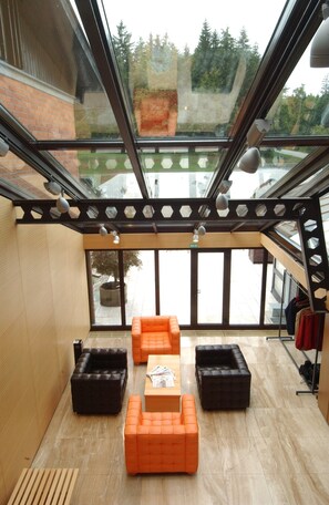 Área de estar no saguão