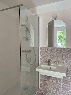 Chambre Cosy | Salle de bain | Douche, articles de toilette gratuits, serviettes fournies