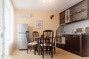 Large Apartment, 2 Bedroom | Private kitchen