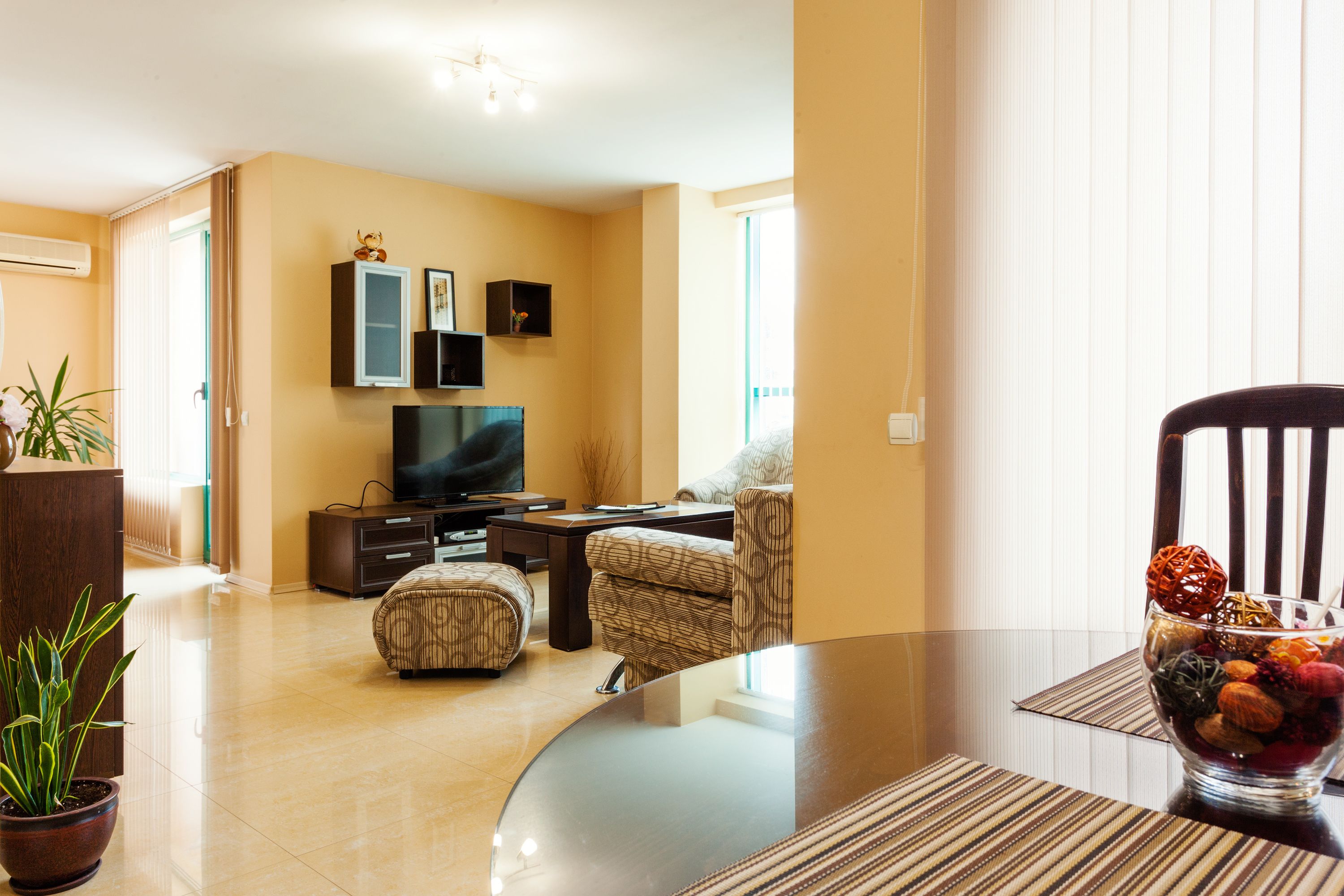 Large Apartment, 2 Bedroom   | 客廳 |  LCD 液晶電視、壁爐