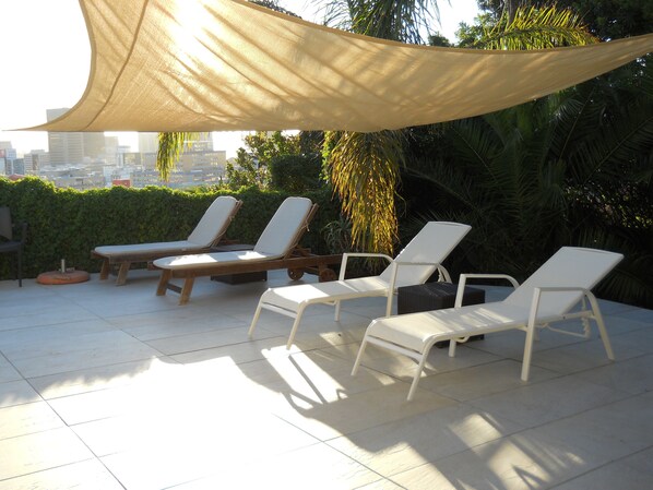 Piscine extérieure, chaises longues