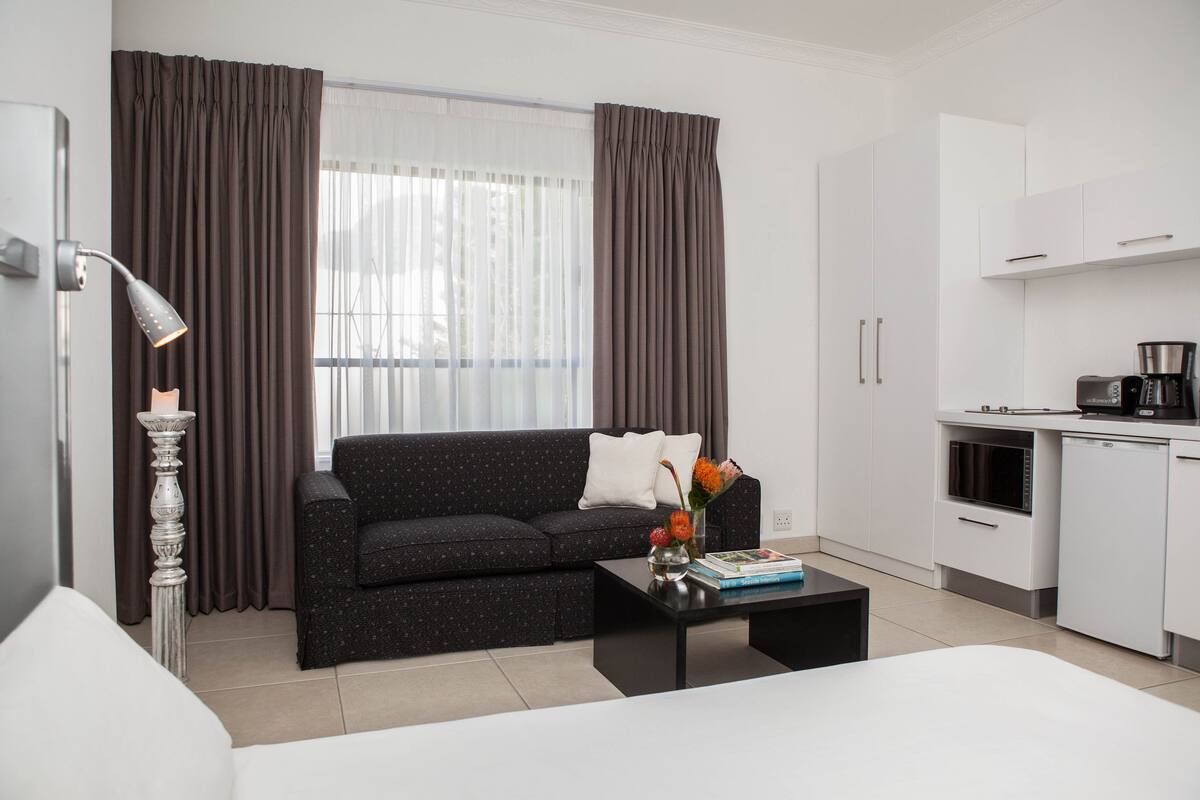 Appartement, vue montagne | Minibar, bureau, rideaux occultants, fer et planche à repasser