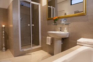 Apartment, Balcony, Sea View | Bathroom | Free toiletries, hair dryer, towels