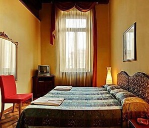 Cofres nos quartos, escrivaninha, ferros/tábuas de passar roupa